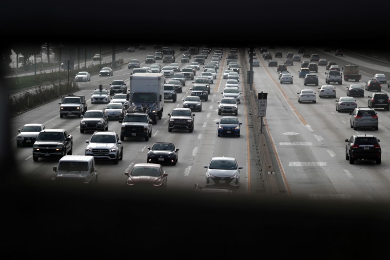 © Reuters. FILE PHOTO: Morning traffic drives on the 405 freeway in Los Angeles, California, U.S., November 12, 2019. REUTERS/Lucy Nicholson  