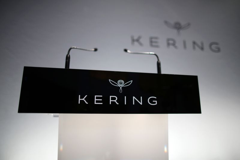 &copy; Reuters. Logo di Kering fotografato su un leggio. /Photo d'archives/REUTERS/Charles Platiau