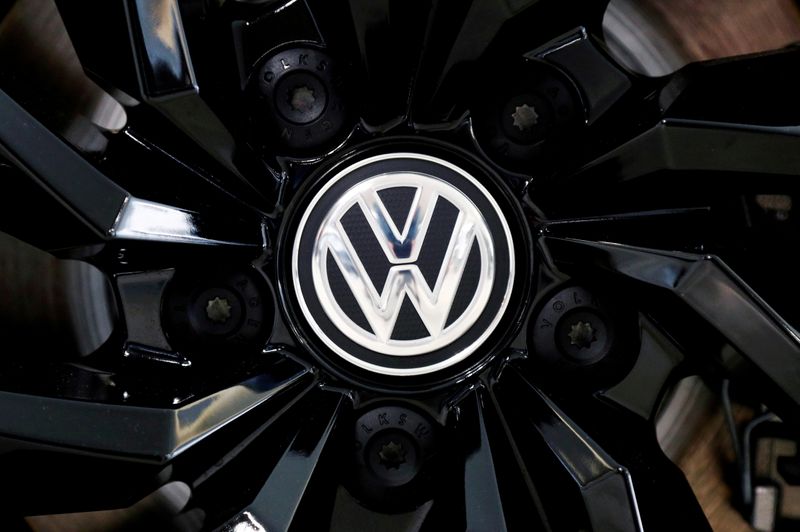 &copy; Reuters. IMAGEN DE ARCHIVO. El logo de la fabricante alemán de vehículos Volkswagen es visto en una llanta en una sala de exposición de un concesionario en Bruselas, Bélgica, Julio 9, 2020. REUTERS/Francois Lenoir