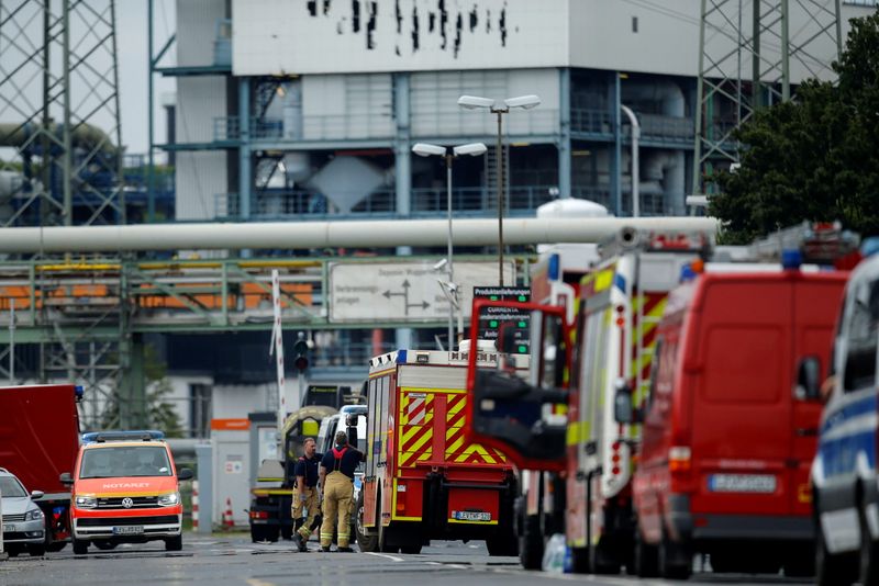 &copy; Reuters. ７月２７日、ドイツ西部レバークーゼンの工業団地で爆発が発生し、少なくとも２人が死亡、３１人が負傷した。なお複数の安否が不明という。写真は同日、レバークーゼンの爆発現場で（