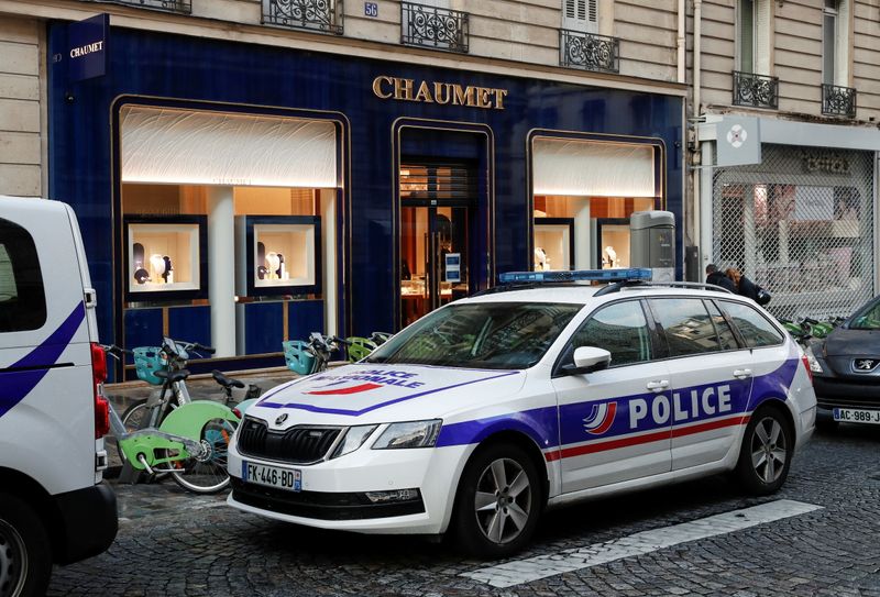 &copy; Reuters. Sur le lieu du braquage. Une boutique du joaillier Chaumet située près des Champs-Elysées, dans le centre de Paris, a été mardi la cible d'une attaque à main armée, a annoncé le parquet de la capitale, tandis que des informations de presse font é