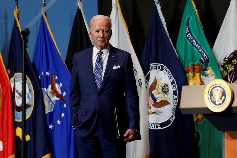 &copy; Reuters. El presidente de Estados Unidos, Joe Biden, tras un discurso a la comunidad de inteligencia durante una visita a la Oficina del Director de Inteligencia Nacional wn McLean, Virginia, a las afueras de Washington, EEUU, Julio 27, 2021. REUTERS/Evelyn Hockst