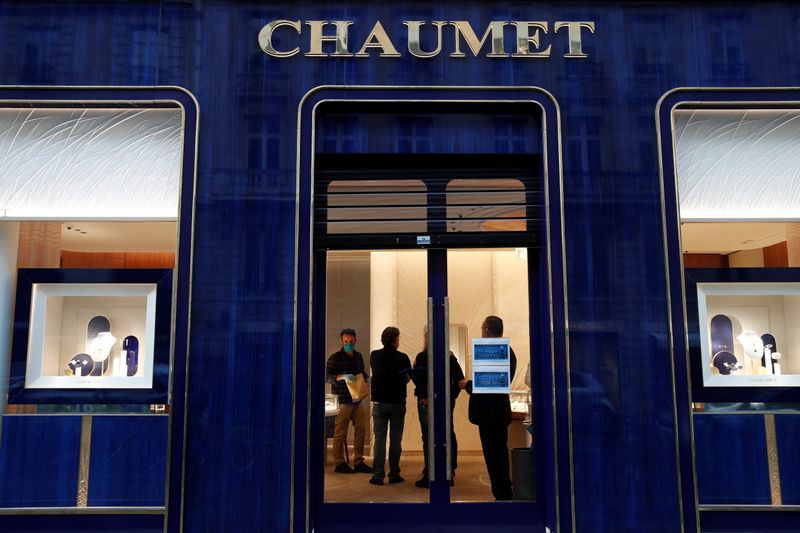 &copy; Reuters. 仏高級ブランドＬＶＭＨ（モエ・ヘネシー・ルイ・ヴィトン）傘下にある宝飾品老舗ショーメのパリ中心部店舗が２７日、強盗被害に遭った。写真は同日、事件のあった店舗内で犯行現場を