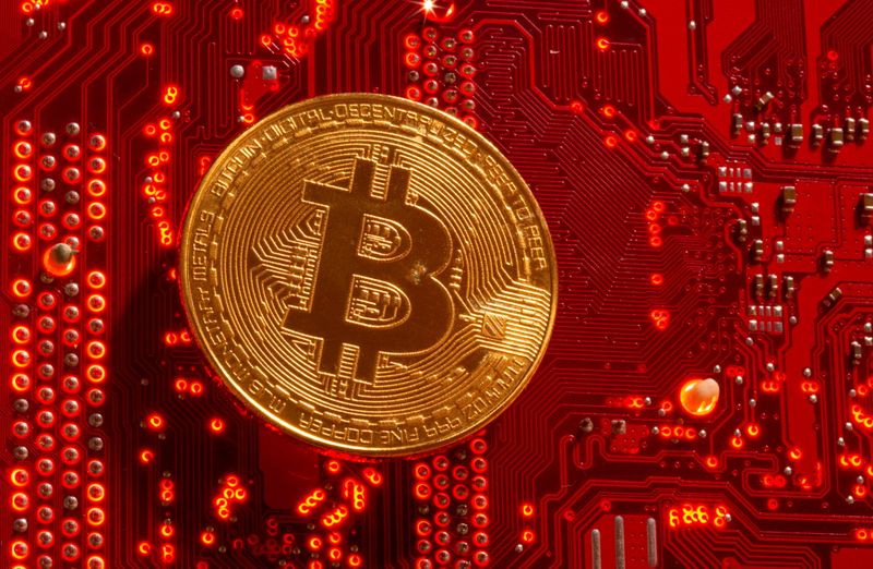 © Reuters. FILE PHOTO:  Representation of cryptocurrency Bitcoin is placed on PC motherboard in this illustration taken, June 29, 2021. REUTERS/Dado Ruvic/Illustration/File photo