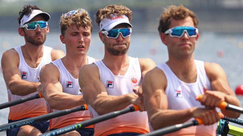 © Reuters. فريق الرجال الهولندي خلال مشاركته في سباق القارب الرباعي بمجدافين ضمن منافسات التجديف بأولمبياد طوكيو يوم الأربعاء. تصوير: رويترز.