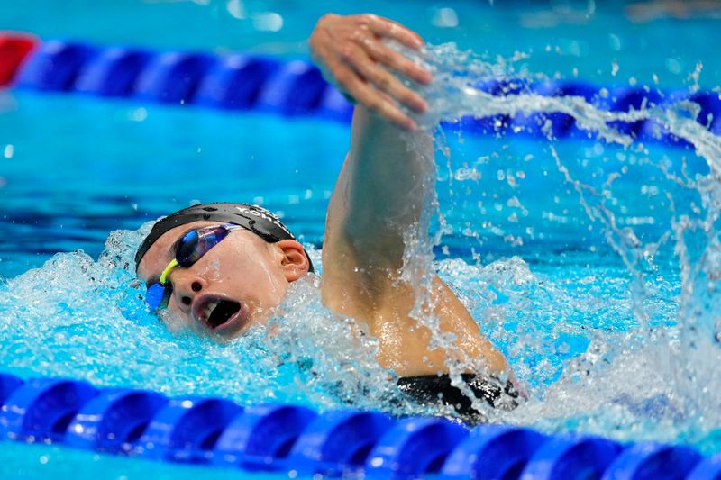 © Reuters. اليابانية يوي أوهاشي خلال سباق 200 متر فردي متنوع للسيدات في السباحة بأولمبياد طوكيو يوم الأربعاء. تصوير:رويترز.
