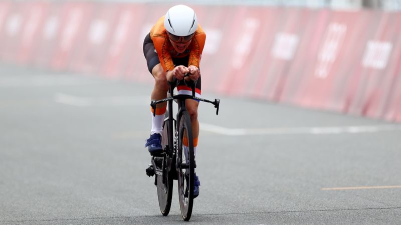 &copy; Reuters. الهولندية أنميك فان فلويتن خلال سباق ضد الساعة للسيدات ضمن منافسات الدراجات بأولمبياد طوكيو يوم الأربعاء. تصوير: رويترز.