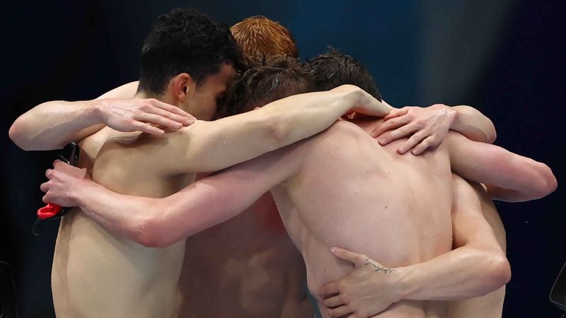 © Reuters. أعضاء الفريق البريطاني يحتفلون عقب فوزهم بذهبية سباق التتابع أربعة في 200 متر حرة للرجال ضمن منافسات السباحة بأولمبياد طوكيو يوم الأربعاء. تصوير:رويترز.