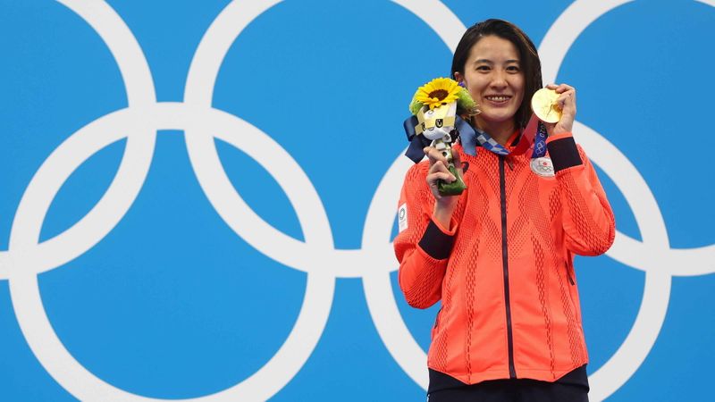 © Reuters. اليابانية يوي أوهاشي تحتفل بالفوز بذهبية سباق 200 متر فردي متنوع للسيدات في السباحة بأولمبياد طوكيو يوم الأربعاء. تصوير: رويترز.