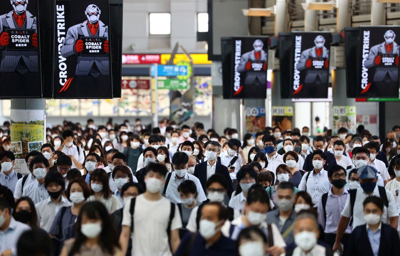 &copy; Reuters. Les gouverneurs de trois préfectures proches de Tokyo s'apprêtent à demander au gouvernement de déclarer l'état d'urgence après une hausse record du nombre de cas de contamination dans la capitale japonaise, rapportent mercredi les médias. /Photo p