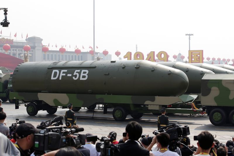 &copy; Reuters. FOTO DE ARCHIVO: Vehículos militares que transportan misiles balísticos intercontinentales DF-5B pasan por la plaza de Tiananmen durante el desfile militar que marca el 70º aniversario de la fundación de la República Popular China, en Pekín, China 1