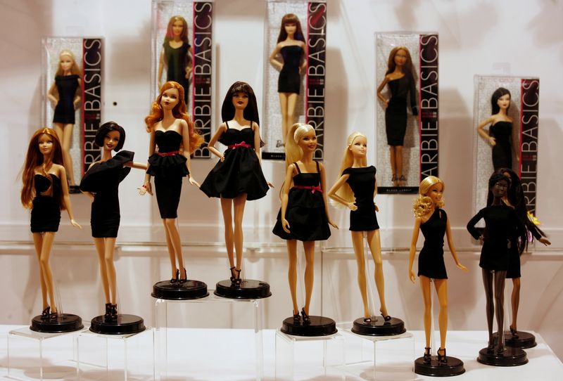 © Reuters. Barbie dolls are displayed inside a showroom at a Mattel office in Hong Kong January 12, 2010. REUTERS/Bobby Yip