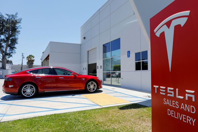 © Reuters. FILE PHOTO: A Tesla sales and service center is shown in Costa Mesa, California, U.S. June 28, 2018.        REUTERS/Mike Blake/File Photo