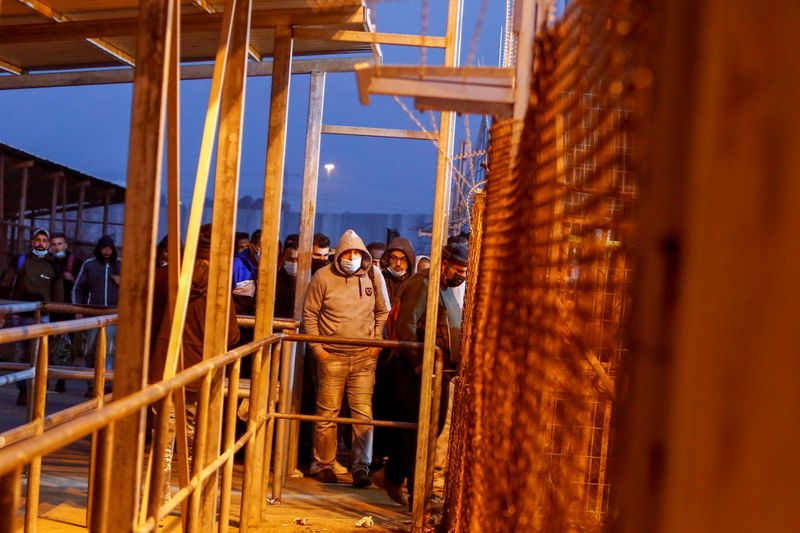 &copy; Reuters. عمال فلسطينيون يعبرون نقطة تفتيش إسرائيلية في طريقهم إلى أماكن عملهم في إسرائيل من قلقيلية‎ بالضفة الغربية المحتلة يوم الثاني من مارس آذار