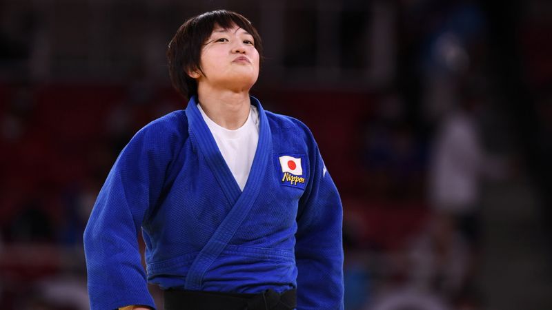&copy; Reuters.     فازت اليابانية تشيزورو أراي بعد فوزها بذهبية وزن أقل من 70 كيلوجراما في منافسات الجودو للسيدات في أولمبياد طوكيو يوم الأربعاء في طوكيو بعد