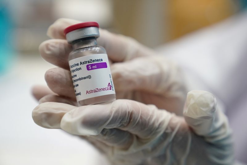 &copy; Reuters. أحد العاملين في القطاع الصحي يمسك قنينة تحتوي على لقاح أسترا زينيكا المضاد لفيروس كورونا خلال حملة تطعيم في صالة للألعاب الرياضية بجامعة تا