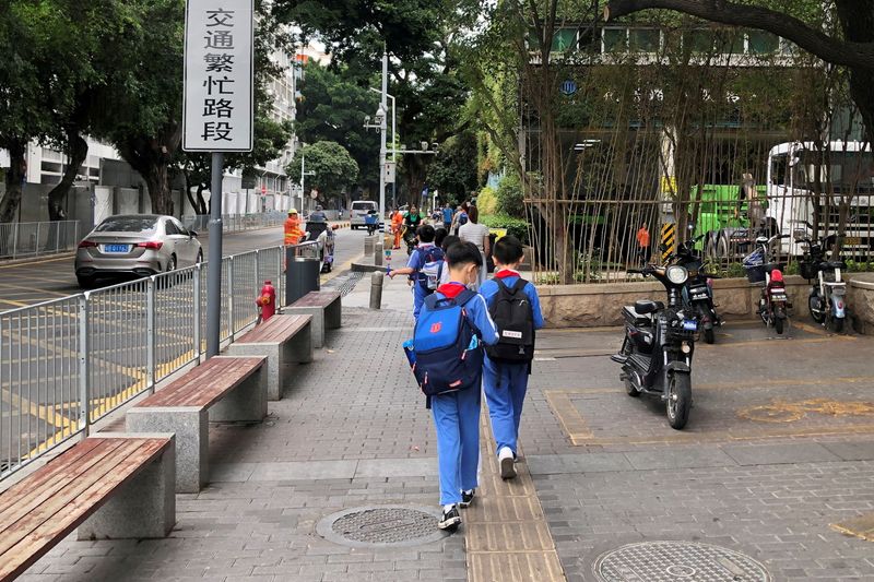 &copy; Reuters. 中国教育省は２８日、公立小中学校の教師が放課後に家庭教師の副業を行うことを禁じると発表した。広東省深センで４月撮影。（２０２１年　ロイター/David Kirton）