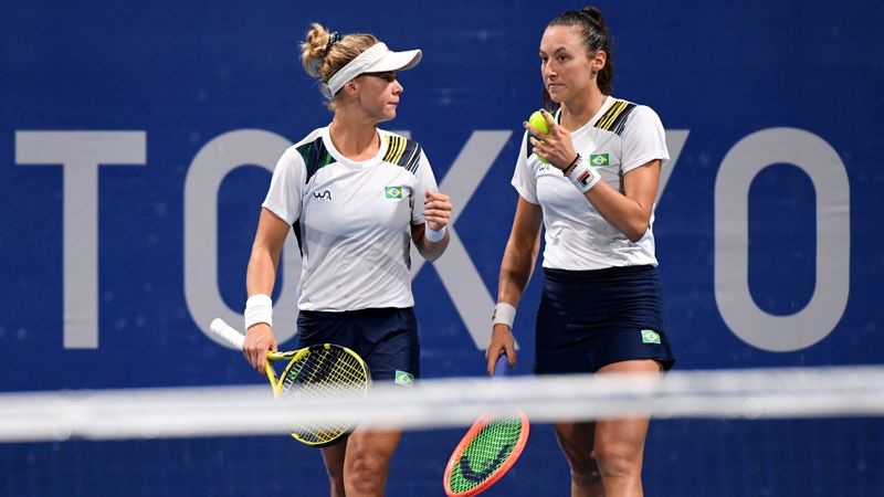 &copy; Reuters. Laura Pigossi e Luisa Stefani durante partida nos Jogos Olímpicos de Tóquio
27/07/2021 REUTERS/Piroschka Van De Wouw