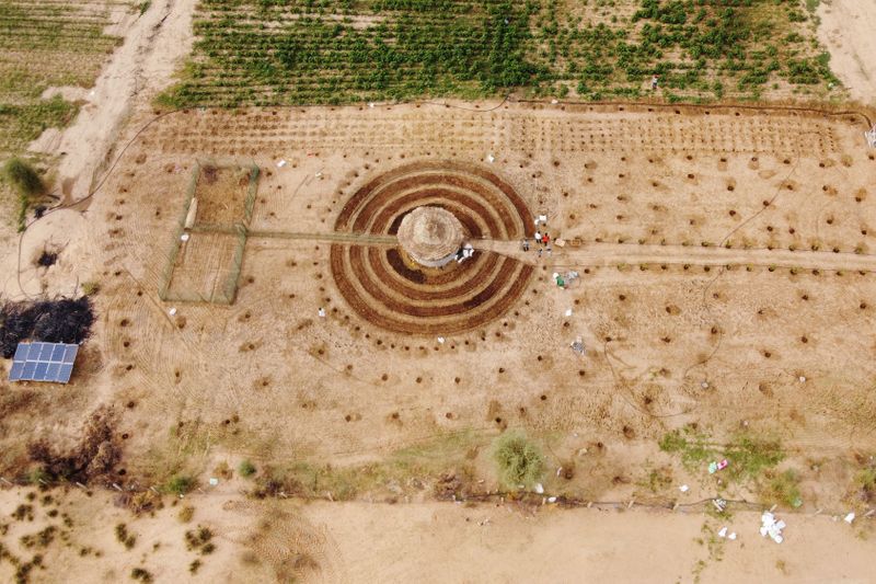 &copy; Reuters. An aerial view shows participants of a Tolou Keur programme working on a newly built Tolou Keur garden in Boki Diawe, within the Great Green Wall area, in Matam region, Senegal, July 10, 2021.   REUTERS/Zohra Bensemra      
