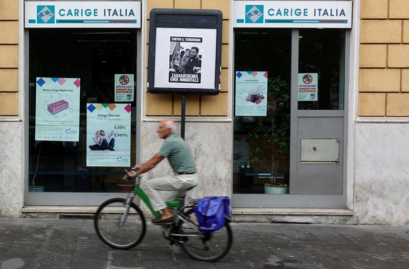 &copy; Reuters. Uomo in bicicletta davanti a filiale Banca Carige a Roma. 20 settembre 2018. REUTERS/Max Rossi