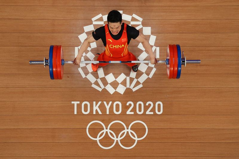 &copy; Reuters. الرباع الصيني شي تشيونغ الفائز بذهبية وزن 73 كيلوجراما في رفع الأثقال خلال مشاركته في أولمبياد طوكيو 2020 يوم الأربعاء في طوكيو. تصوير: كريس جر