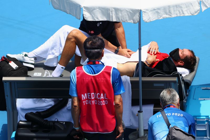 &copy; Reuters. Tenista russo Daniil Medvedev recebe atendimento médico após sentir-se mal durante partida contra o italiano Fabio Fognini na Olimpíada de Tóquio
28/07/2021 REUTERS/Mike Segar