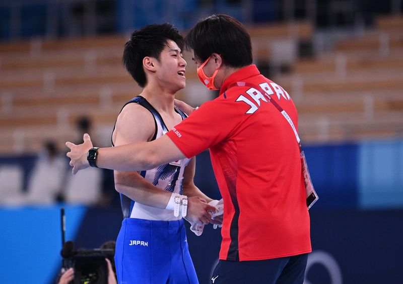 &copy; Reuters. الياباني دايكي هاشيموتو الفائز بذهبية كل الأجهزة للرجال في الجمباز في أولمبياد طوكيو 2020 مع مدربه يوم الأربعاء. تصوير: ديلان مارتينز - رويترز