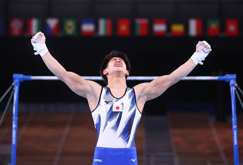 &copy; Reuters. 　７月２８日、    東京五輪の体操男子個人総合は決勝が行われ、橋本大輝（はしもと・だいき）が金メダルを獲得した。写真は鉄棒の演技を終え、拳を突き上げる橋本。有明体操競技場で
