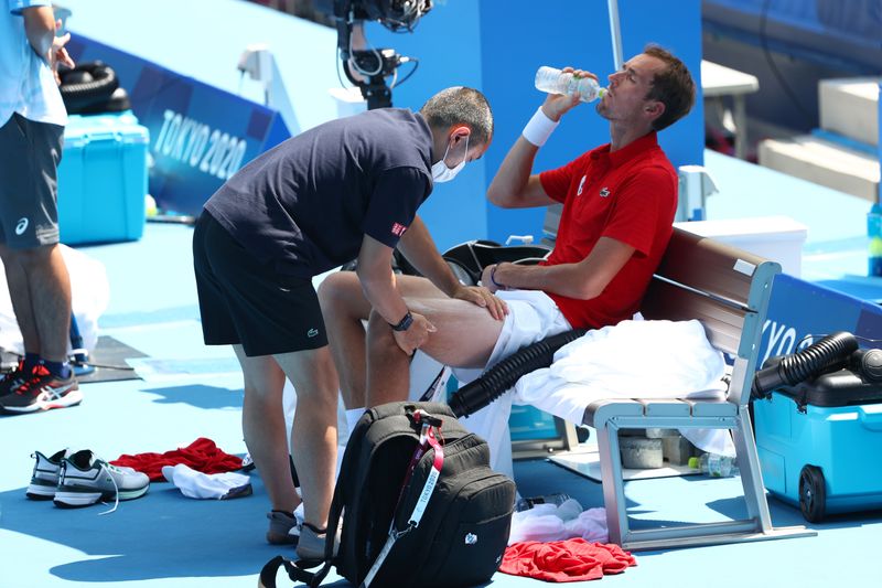 &copy; Reuters. Jul 28, 2021.
Foto del miércoles del ruso Daniil Medvedev siendo atendido durante su partido por la tercera ronda del torneo de tenis de los Juegos de Tokio. 
REUTERS/Mike Segar