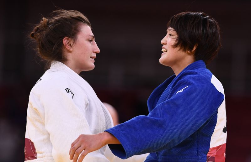 &copy; Reuters. Jul 28, 2021. 
Foto del miércoles de la japonesa Chizuru Arai saludando a la austriaca  Michaela Polleres tras la final de judo hasta 70 kilos en los Juegos de Tokio. 
REUTERS/Annegret Hilse