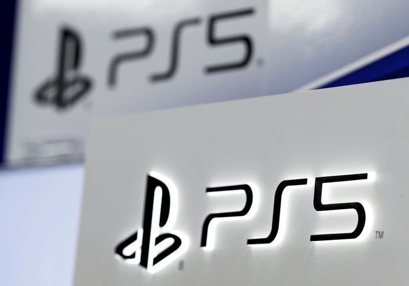 &copy; Reuters. Logos de PlayStation 5 de Sony en una tienda de electrónica en Tokio, Japón, 10 noviembre 2020.
REUTERS/Issei Kato 