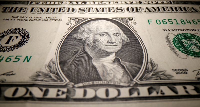 &copy; Reuters. Ilustración fotográfica que muestra un billete de un dólar. May 26, 2020. REUTERS/Dado Ruvic