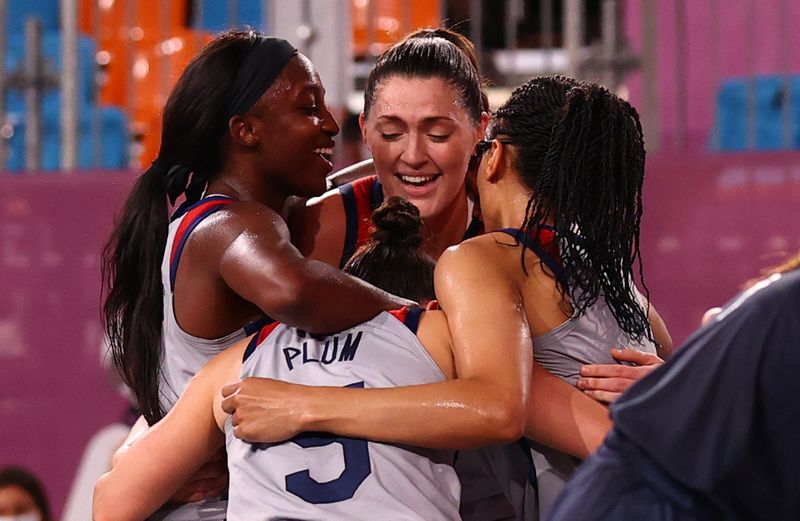 &copy; Reuters.  Jul 28, 2021. 
Foto del domingo de las jugadoras de EEUU celebrando el oro en el baloncesto 3x3 de los Juegos de Tokio. 
REUTERS/Andrew Boyers