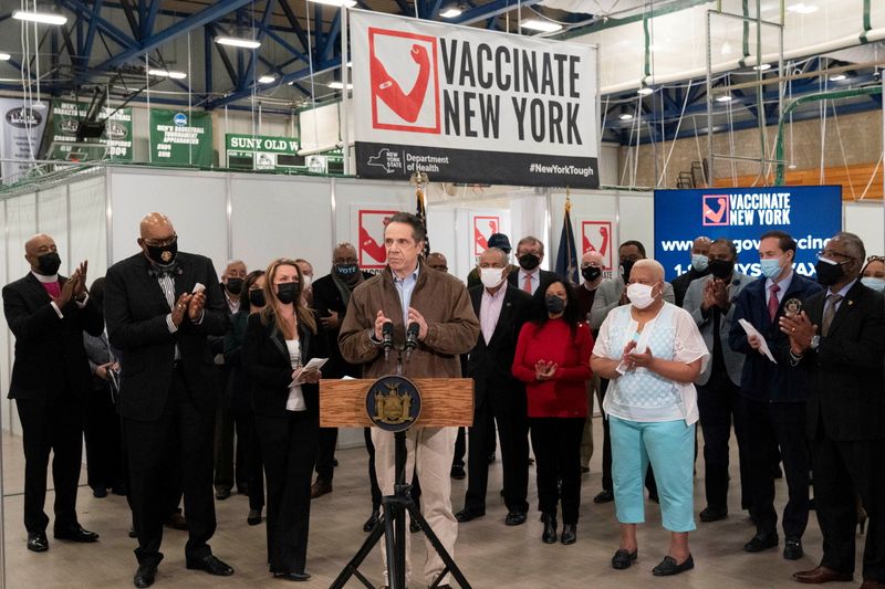 &copy; Reuters. 米ニューヨーク州のクオモ知事は２８日、全ての同州職員を対象に新型コロナウイルスワクチン接種もしくはコロナ検査を義務付けると発表した。写真はクオモ知事。３月１５日撮影（２０