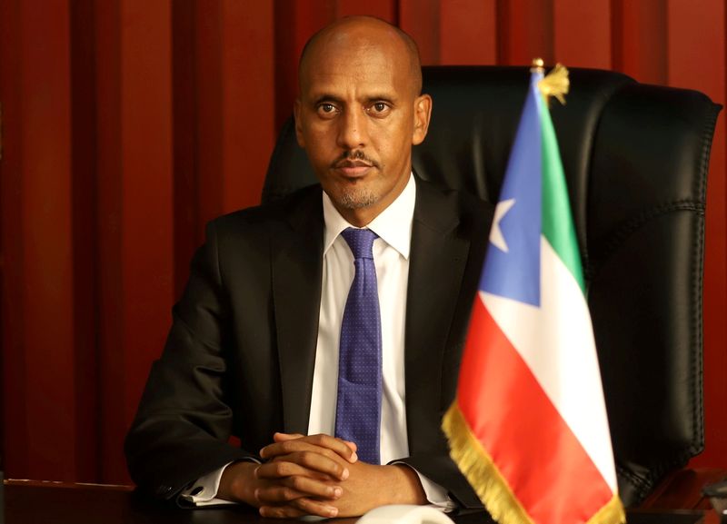 &copy; Reuters. رئيس إقليم الصومال مصطفى محمد عمر في صورة من أرشيف رويترز.