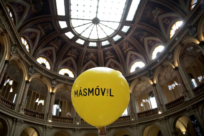 &copy; Reuters. FOTO DE ARCHIVO: Un globo con el logo de MasMovil durante su debut en la bolsa en Madrid, España, 14 de julio de 2017. REUTERS/Juan Medina/File Photo