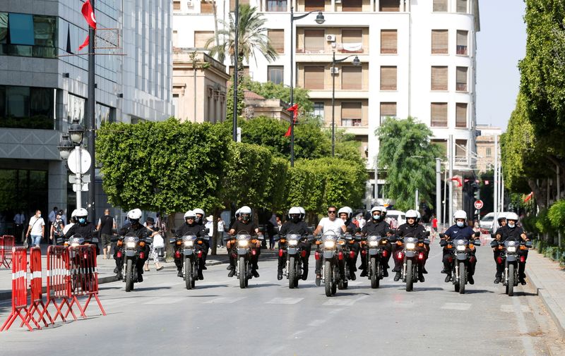 &copy; Reuters. Police officers patrol a street in Tunis, Tunisia, July 28, 2021.  REUTERS/Zoubeir Souissi