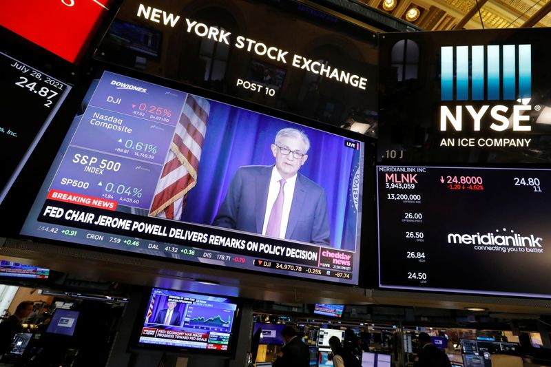 © Reuters. A screen displays the Federal Reserve Chair Jerome Powell on the trading floor at New York Stock Exchange (NYSE) in New York City, New York, U.S., July 28, 2021. REUTERS/Andrew Kelly