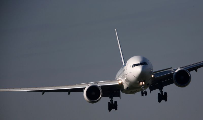 &copy; Reuters. Boeing 777 em aeroporto de Paris
 REUTERS/Christian Hartmann