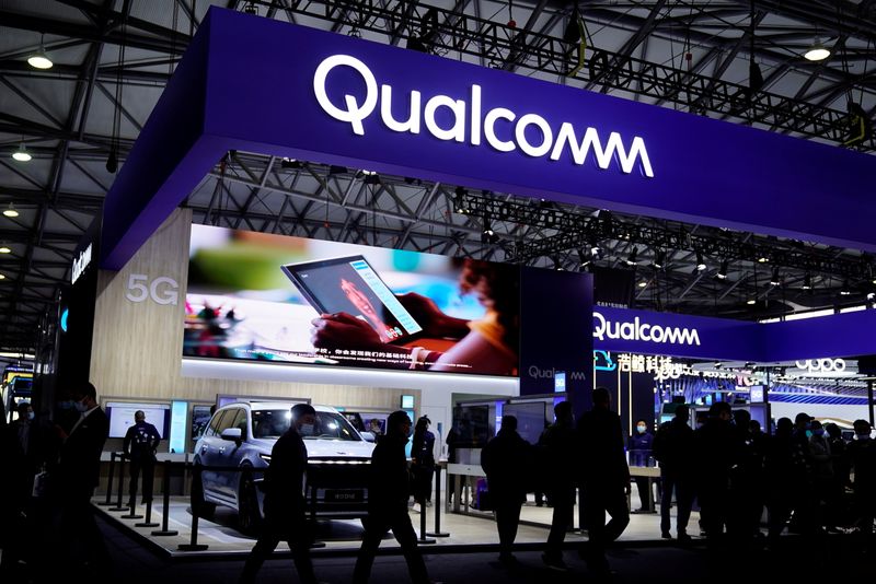 &copy; Reuters. FILE PHOTO: People visit a Qualcomm booth at the Mobile World Congress (MWC) in Shanghai, China February 23, 2021.   REUTERS/Aly Song