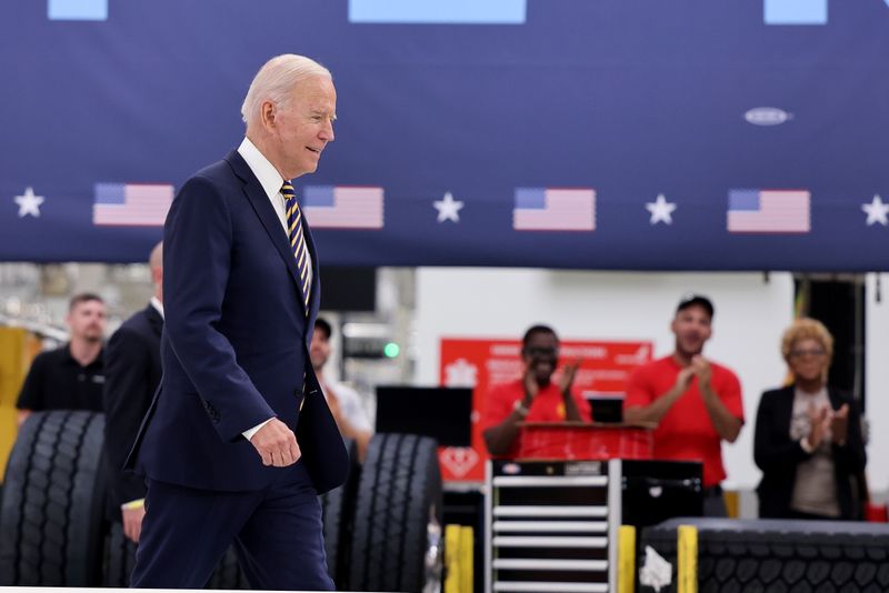 &copy; Reuters. U.S. President Joe Biden is applauded visits the Mack-Lehigh Valley Operations Manufacturing Facility in Macungie, Pensylvania, U.S., July 28, 2021. REUTERS/Evelyn Hockstein