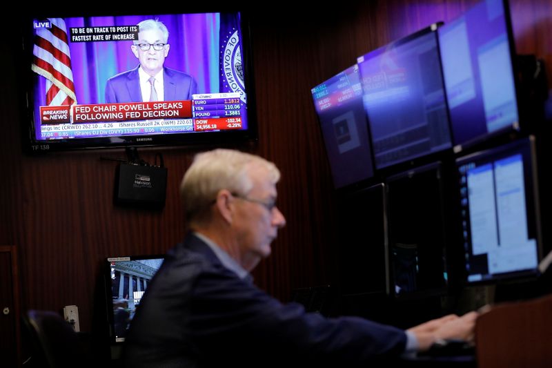 &copy; Reuters. Una pantalla muestra al presidente de la Reserva Federal, Jerome Powell, tras el anuncio de la Reserva Federal de Estados Unidos mientras un operador trabaja en el parqué de la Bolsa de Nueva York (NYSE) en la ciudad de Nueva York, Estados Unidos. 28 de 