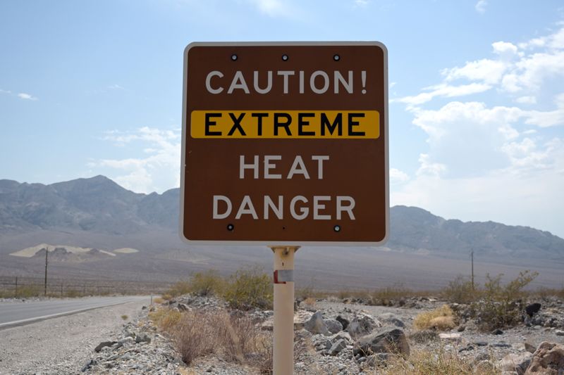 &copy; Reuters. FOTO DE ARCHIVO: Un cartel advierte del calor extremo en el Valle de la Muerte, California, Estados Unidos. 11 de julio de 2021. REUTERS/Bridget Bennett/