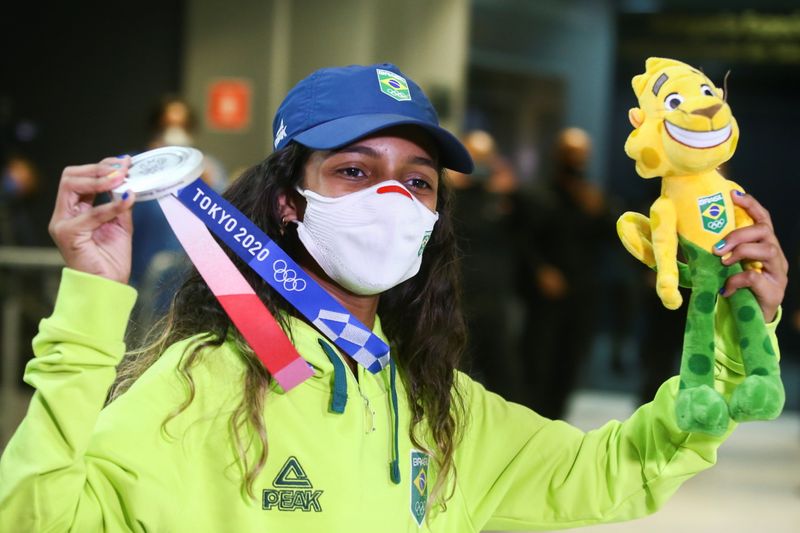 &copy; Reuters. Rayssa Leal desembarca de volta no Brasil
28/07/2021
REUTERS/Carla Carniel