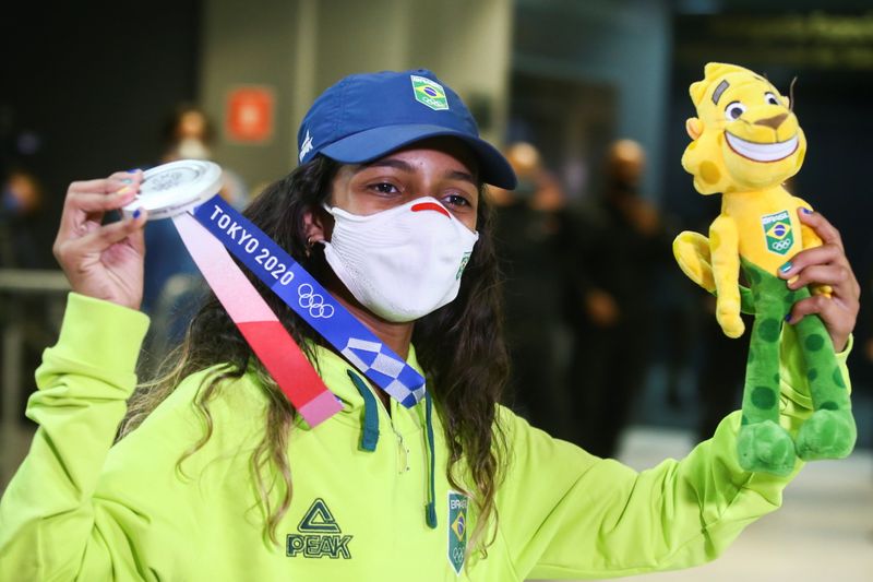 &copy; Reuters. La medallista de plata en Tokio 2020, Rayssa Leal, llega al Aeropuerto Internacional Guarulhos, cerca de Sao Paulo, Brasil, Julio 28, 2021. REUTERS/Carla Carniel