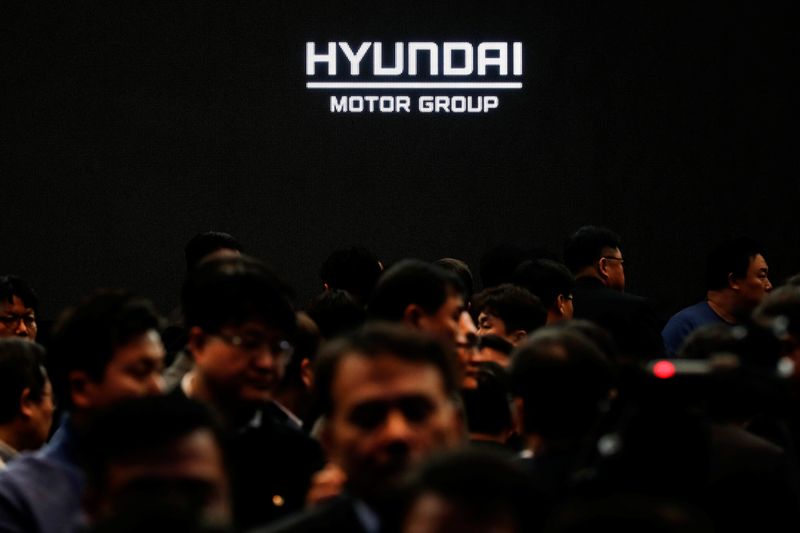 &copy; Reuters. FILE PHOTO: Employees of Hyundai Motor Group leave after the company's new year ceremony in Seoul, South Korea, January 2, 2020.   REUTERS/Kim Hong-Ji