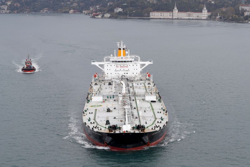 &copy; Reuters. ２９日アジア時間の原油先物価格は小幅に下落している。写真は石油タンカー。昨年１１月にトルコで撮影。（2021年 ロイター/Murad Sezer ）