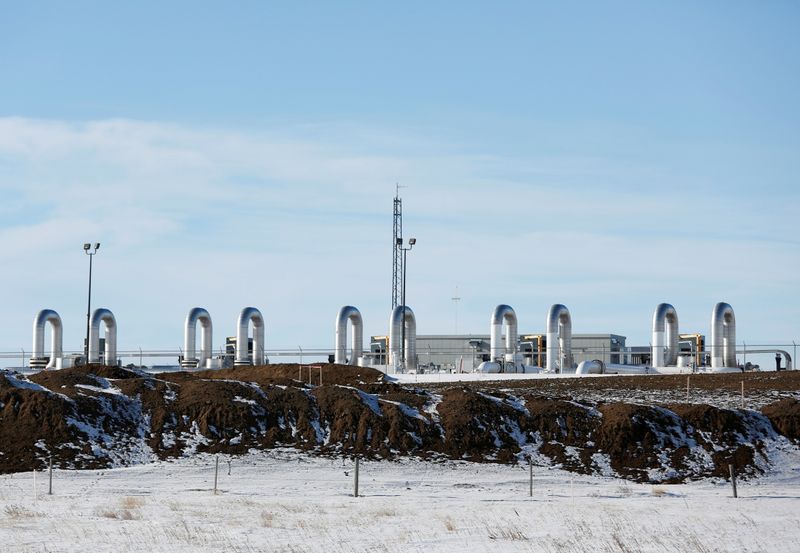 &copy; Reuters. FILE PHOTO: A TC Energy pump station sits behind mounds of dirt from the Keystone XL crude oil pipeline as it lies idle near Oyen, Alberta, Canada February 1, 2021.  REUTERS/Todd Korol
