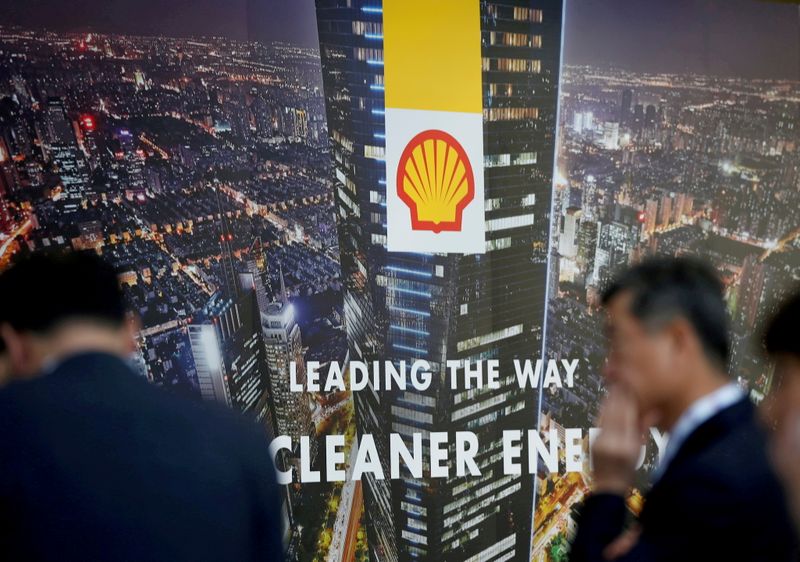 &copy; Reuters. FILE PHOTO: A logo of Royal Dutch Shell is seen at Gastech, in Chiba, Japan, April 4, 2017.    REUTERS/Toru Hanai/File Photo