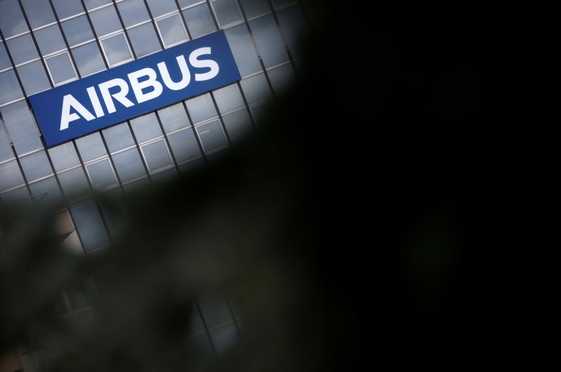 © Reuters. The logo of Airbus is seen on a building in Toulouse, France, March 11, 2021. REUTERS/Stephane Mahe